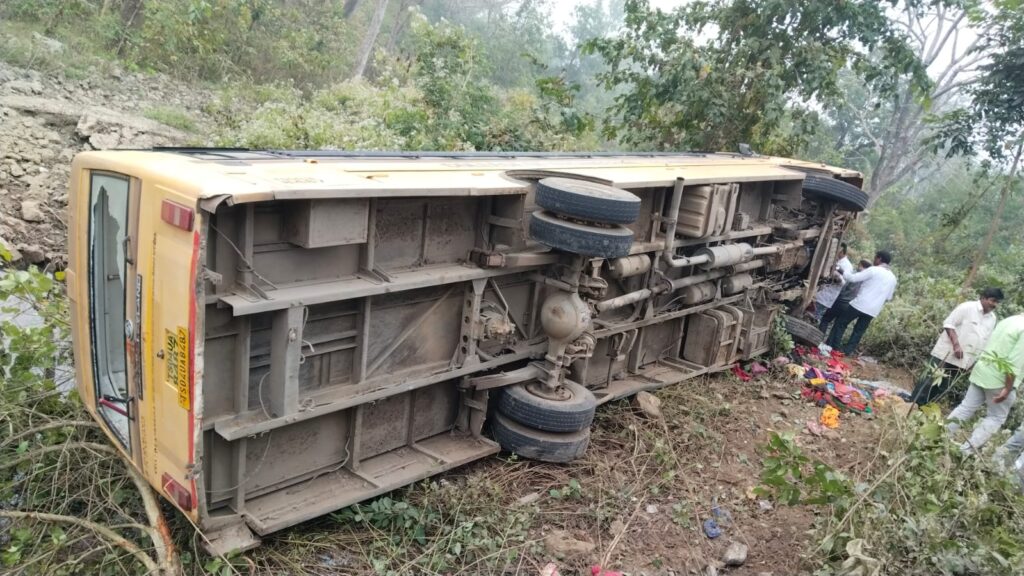 college-bus-accident-near-mondikunta