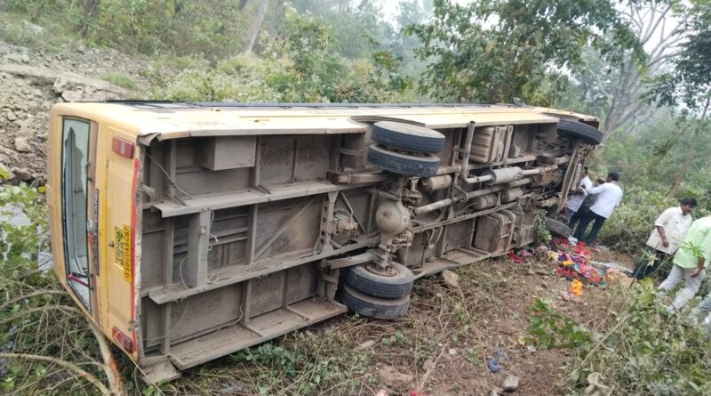 college-bus-accident-near-mondikunta