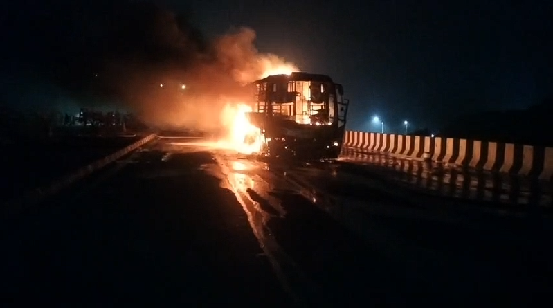 godavari-bridge-bus-fire-passengers-escape-safely