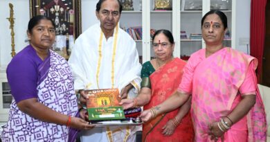 kcr-welcomes-women-ministers-erravelli