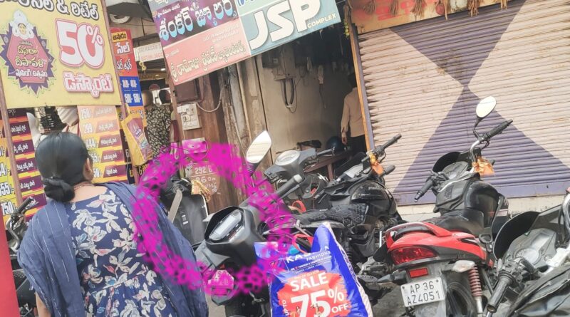 warangal-crossroads-knife-protest-marital-dispute