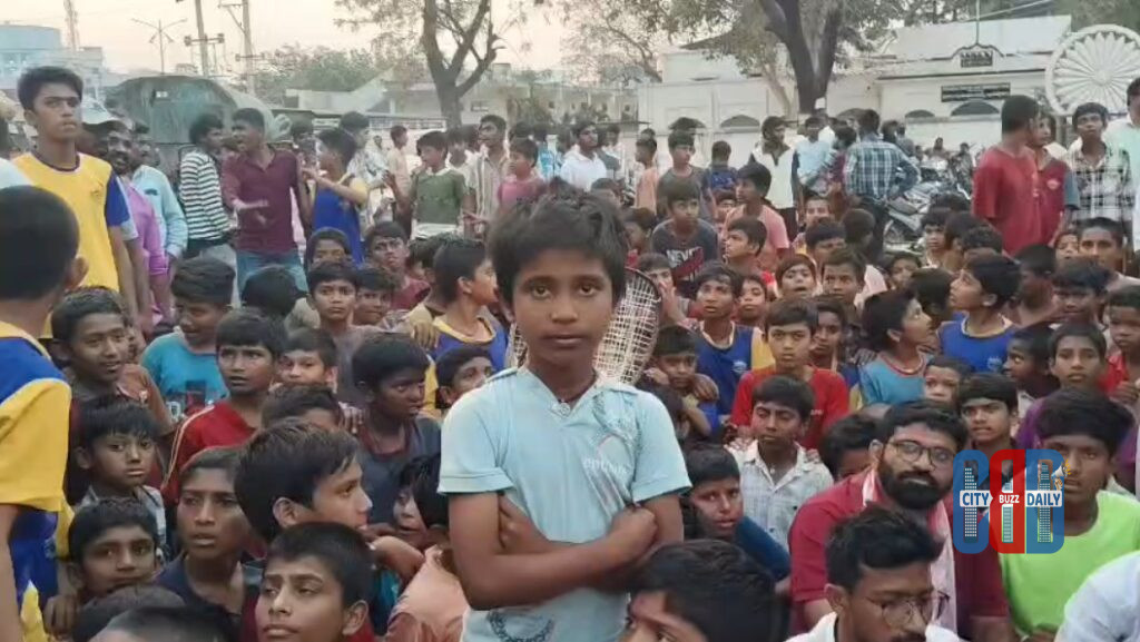 mahabubabad-students-protest-tribal-gurukul-school-issues