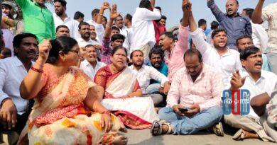 police-stop-brs-leaders-kyathanpalli-municipal-office