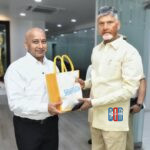 ttd-executive-officer-ravichandra-meets-cm-chandrababu-naidu