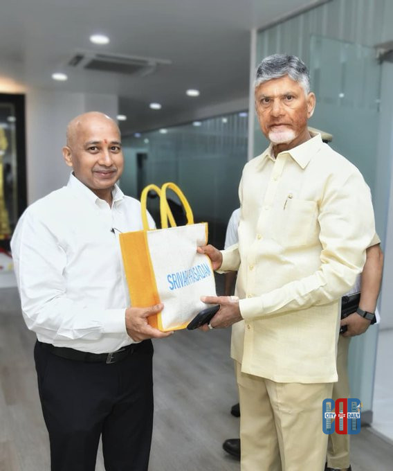ttd-executive-officer-ravichandra-meets-cm-chandrababu-naidu
