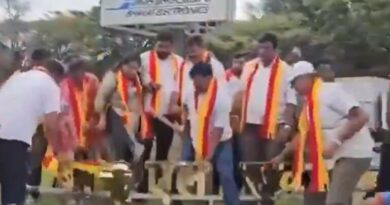 Pro-Kannada activists vandalise Hindi signboard in Bengaluru