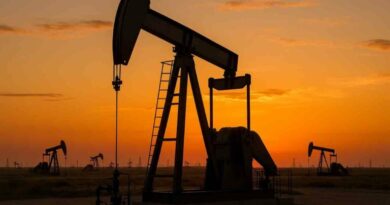 Crude oil futures fall as West Asia shipping improves