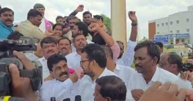 BRS cadres unveils ex-MLA Sudharshan Reddy’s statue at Narsampet amid tensions