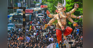 Two dead as Ganpati idol falls during procession in Mumbai