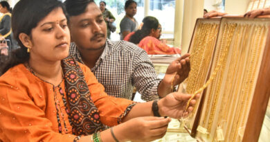 Gold, silver decline up to 1 pc as US-Iran tensions weigh sentiment