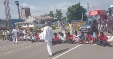 Farmers protest urea shortage in Medak