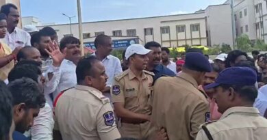 Warangal: Row over ex-MLA Sudharshan Reddy statue continues, BRS cadres stage protest