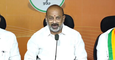 Bandi Sanjay offers immediate relief to kin of teen drowned in SRSP canal