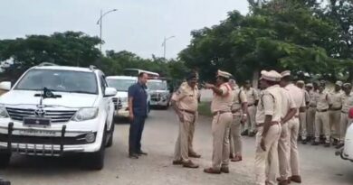 Police prevent KTR, Harish from going to KCR’s Erravelli residence