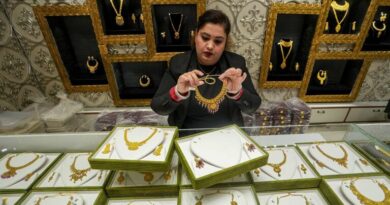 Gold futures slip for 7th day, drop to Rs 1.5 lakh/10g amid US-Iran tensions