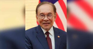 Anwar Ibrahim sings Kishore Kumar song at piano, wins hearts online