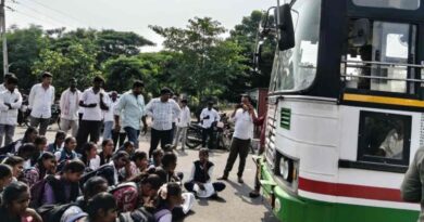 Students stage rasta-roko at Belapur, demand special buses to reach schools, colleges