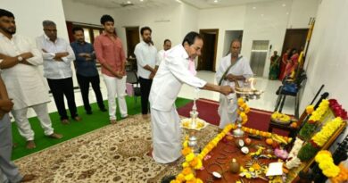 KCR celebrates Dasara with family, BRS leaders at Erravelli residence