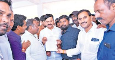 Minister Ponguleti urged to allot house sites for journalists in Kothagudem