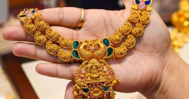 Gold falls 1 pc, silver trades higher amid geopolitical risks