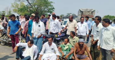 Nagarkurnool Farmers Block Road Over Power Supply Disruptions